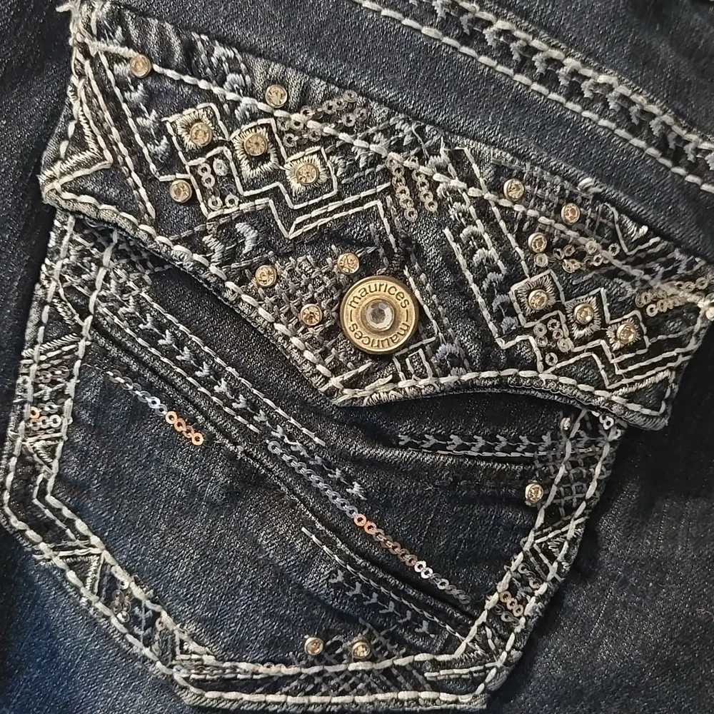 Maurices 11/12 Short Dark Blue Denim Jeans With White Stitching And Bling ✨️ - Picture 6 of 6